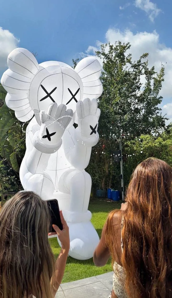 דובי KAWS לבן ענק בגן