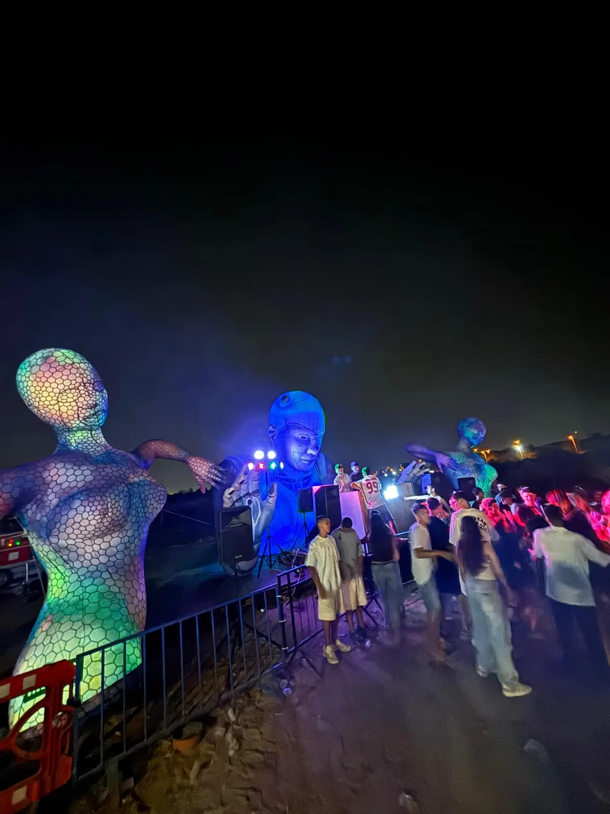 רובוטים מתנפחים מוארים בלילה